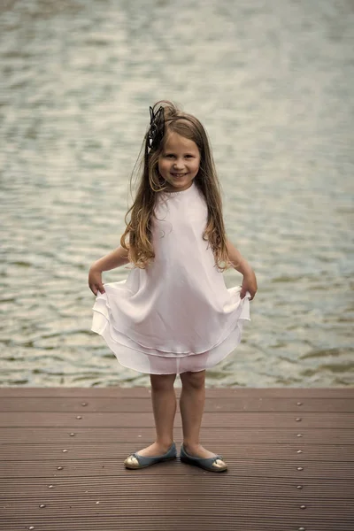 Retrato de moda de beleza. Menina feliz, bailarina de balé no vestido de verão pose — Fotografia de Stock