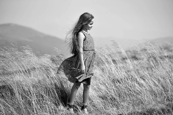 Niño en la naturaleza. Chica en el valle — Foto de Stock