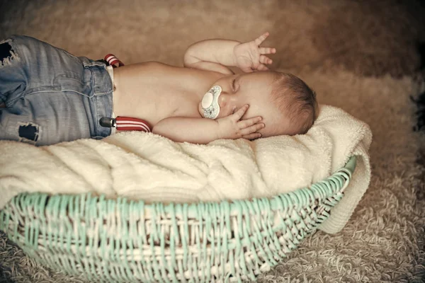 Sweet dream koncept. Nyfödd pojke med napp sover i babysäng — Stockfoto