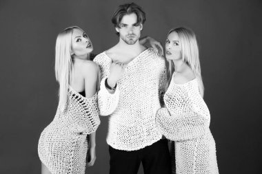 Örme şeyler. Gençlerin şık şık kazak