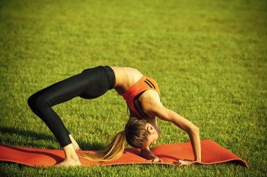 Esneklik ve germe. Yeşil çimenlerin üzerinde spor eğitim sporcumuz