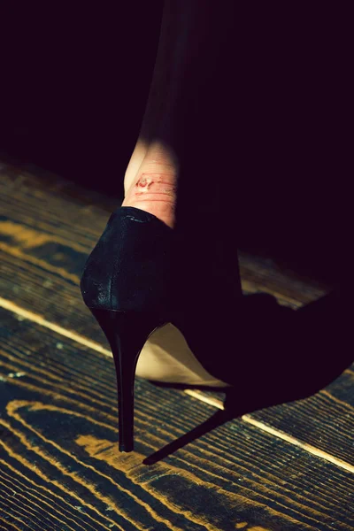 Cuidado de la piel. frotar en la pierna en negro zapato de moda de mujer glamour —  Fotos de Stock