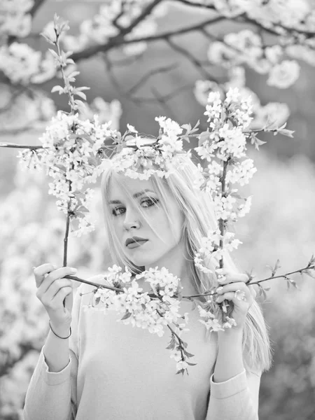 Fiori primaverili. bella giovane donna godendo odore in un giardino fiorito primavera — Foto Stock