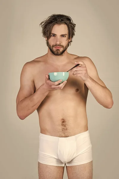 Sexy man met gespierd lichaam eten granen, gezondheidszorg — Stockfoto