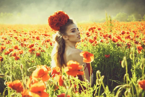 Vacaciones de verano. niña en el campo de semillas de amapola — Foto de Stock