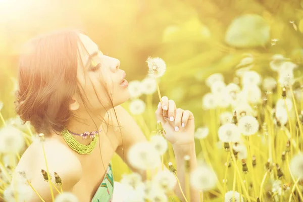 Schönheitsmodenporträt. Mädchen mit modischem Make-up und Perlen in grünen Blättern — Stockfoto