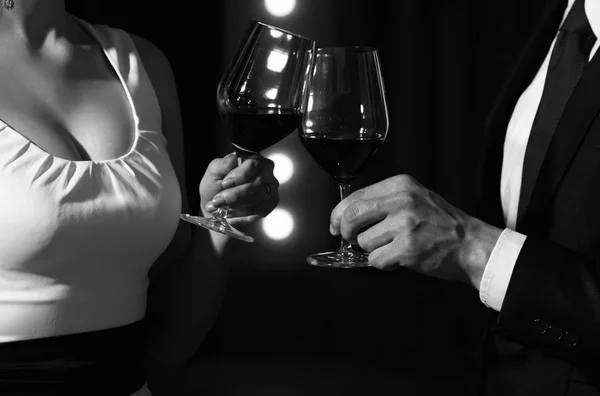 A celebrar o sucesso mútuo. casal apaixonado na data romântica com copos de vinho — Fotografia de Stock
