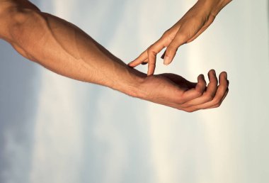 İletişim ve bağlantı. Ortaklık ve dostluk. Bulutlu mavi gökyüzü üzerinde iki eli