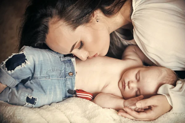 Madre abbraccio bambino figlio addormentato sulla coperta. Concetto di festa della mamma — Foto Stock