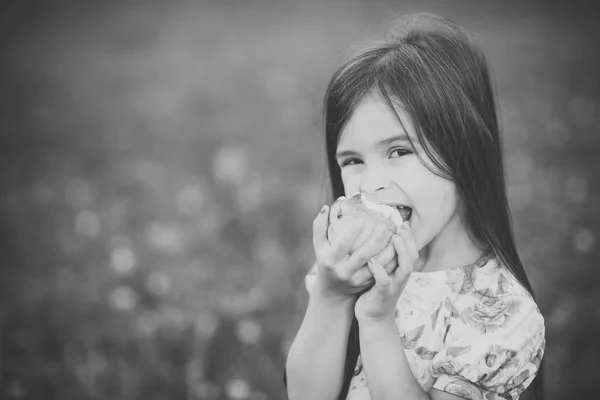 健康的な有機食品。面白い小さな女の子の痛烈なりんご — ストック写真