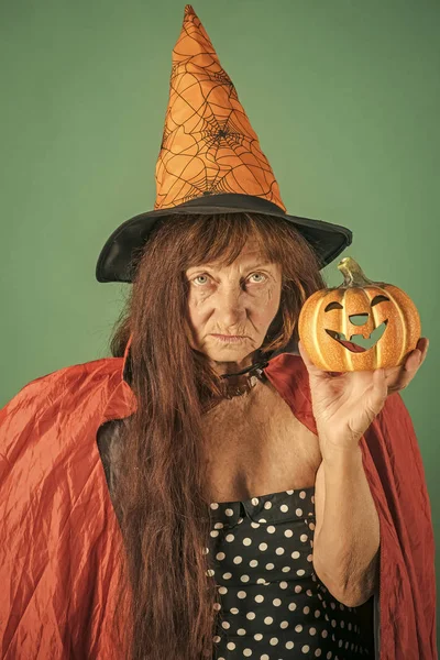 Halloween senior dame met lange rode haren in heks hoed — Stockfoto