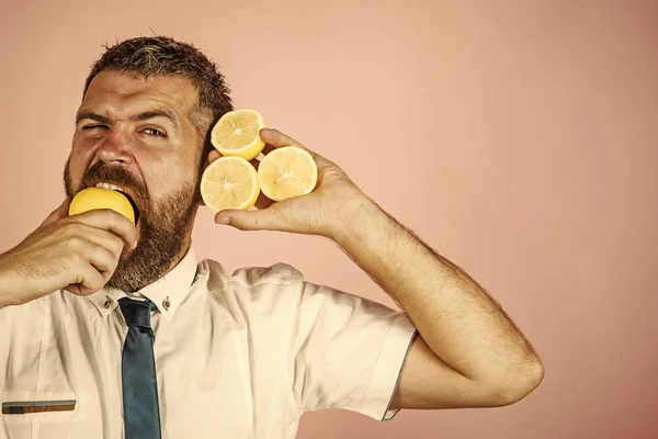 Färska citroner. Vitamin citrus på hipster på rosa bakgrund. — Stockfoto