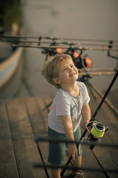 El niño está pescando. Pesca, pesca, actividad, aventura, hobby, deporte —  Fotos de Stock
