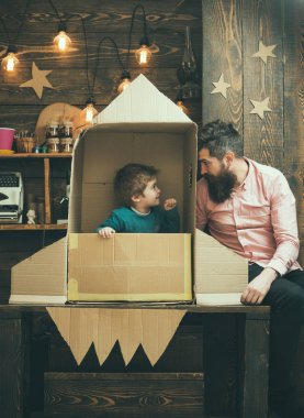 Dostluk ilişkileri. pozitif aile astronot. Baba ve oğul oynuyorlar.