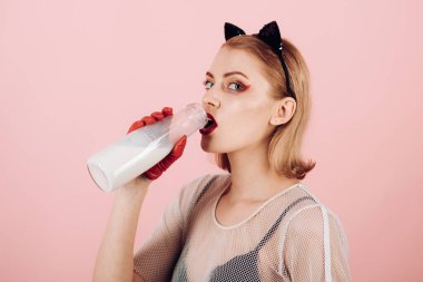 Diyet ve sağlık. kedi kadın içecek süt Diyet.