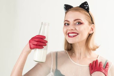 güzel kız ile kedi içecek süt makyaj.