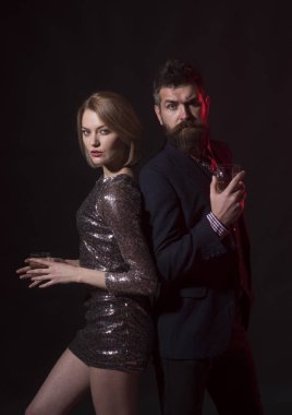 Office tatil parti görgü kuralları. Takım elbise ve süslü kadın kurumsal parti içme, adam. Alkol kavramı ile kutlama. Sakal ve elbise ofis çalışanları tatil kutluyor kadında olan adam