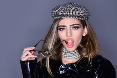 modeli bardaklarda şık uzun saçlı. rahat tarzı elbise modeli.