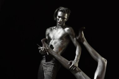 Cadılar Bayramı makyaj boya ile manken. Aşık çift Erotik Oyunlar, aile vardır. Seksi çift sanatı vücut masaj vardır. Erkek ve kadın ayakkabı satışı için alışveriş. Gümüş spa ve cilt bakımı tedavisi.