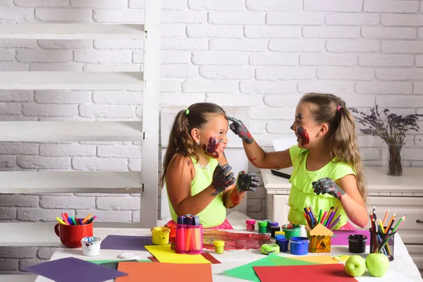 Crianças artistas com mãos pintadas — Fotografia de Stock