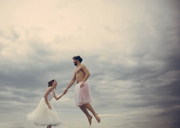 Alto romance volador. Pareja enamorada vuela en las nubes. Mujer joven y hombre tomados de la mano en el cielo. felicidad y amor eterno. Amantes de hombres y mujeres disfrutan del amor romántico. Familia feliz y relación —  Fotos de Stock