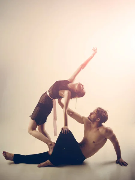 Bailando al ritmo del amor. Mujer joven y hombre bailan amor y romance. Hombre musculoso y mujer linda realizar danza moderna. Un par de bailarines. Escuela de baile. Relación romántica —  Fotos de Stock