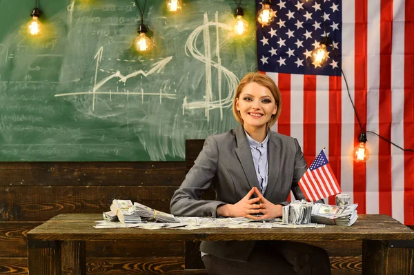 Finanse i korupcji. pojęcie inwestycji i ekonomii - kobieta z Dolar pieniądze nad amerykańską flagę. — Zdjęcie stockowe