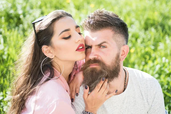 Perdido en el amor y la pasión. Sensual mujer abrazo hombre barbudo en el prado de verano. Pareja en el amor relajarse en el día soleado. Uno y solo. Amor sin fin — Foto de Stock