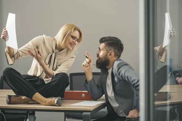 Concentré sur le travail. Femme d'affaires et homme d'affaires écrivent un plan d'affaires. Journée chargée au bureau. Femme sensuelle et homme barbu travaillent ensemble au bureau. Collaboration pour le succès — Photo