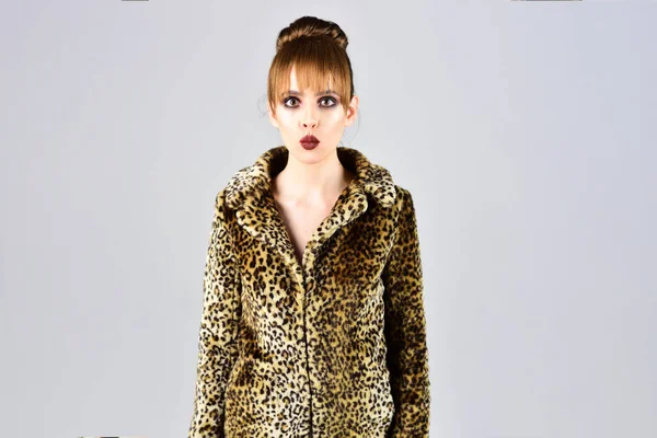 Utseendet på modell med dålig smak. Leopard päls på snygg tjej. Kvinna i leopard päls på grå bakgrund. Fur coat boutique med naturliga och konstgjorda material. Vintern mode och skönhet. — Stockfoto