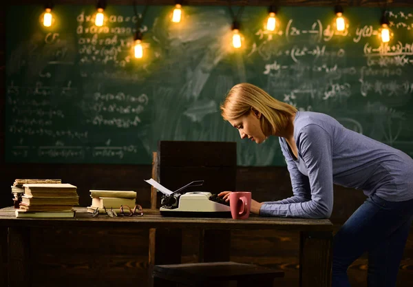 Författare på jobbet. kvinna författare att skriva på gamla skrivmaskin i skolan. — Stockfoto