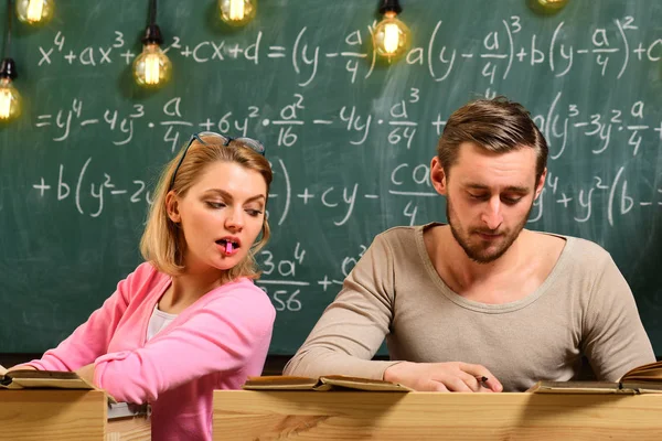 School les met vrouw en man. Terug naar school. Moderne schoolonderwijs. Schooldag met intelligente paar studenten vrienden. — Stockfoto