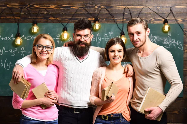 Vielfältiges Bildungsshooting glücklicher Schüler im Klassenzimmer. — Stockfoto