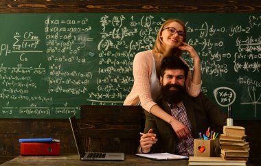 Eğitim kursu izlerken ve dinlerken, dijital eğitim online eğitim Internet okul kavramı, iyi öğretmenler arama yapan öğrenciler dizüstü ekranda görünen adam