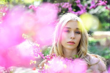 İlkbaharda çiçek açması sakura çiçek şehvetli kadın. Kiraz çiçek çiçek bahar kadın. Bayan gün pembe kiraz çiçeği kız ile. Sakura çiçek güzellik doğada. Cilt Bakımı ve yaz konsepti