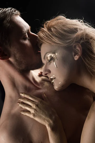 Man en vrouw betrekkingen. Erotische spellen van het verliefde paar. Gouden spa en huidverzorging behandeling. Gouden collageen masker en schoonheid. 24-karaats goud. Sexy paar met gouden lichaam kunst make-up — Stockfoto