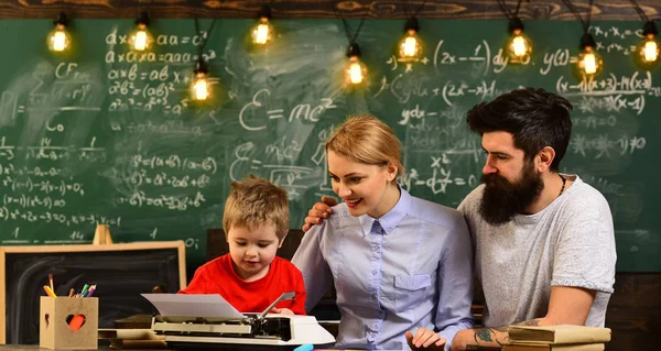 Amistoso maestro y estudiante adulto sonriente en el aula, Profesor crea sentido de comunidad y pertenencia en el aula, Maestro comienza la lección, Deseo de ayudar debe estar en el tutor por naturaleza —  Fotos de Stock