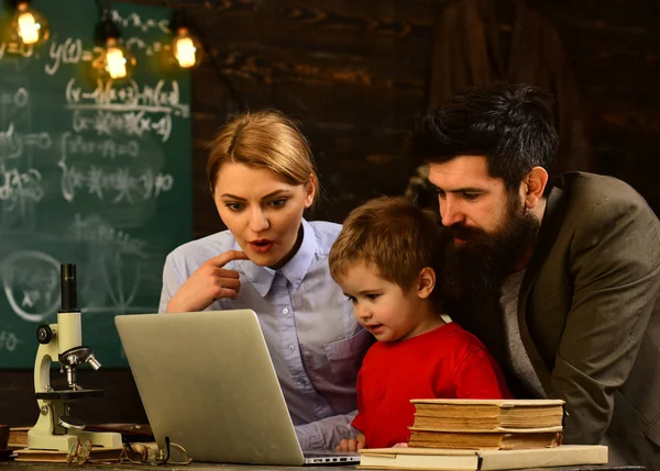 Biznesowe nauczyciel pisania na laptopa w miejscu pracy w klasie, hipster nowoczesne nauczyciel pisania na duża tablica z formuły matematyczne, nauczyciele, którzy stają się nauczycielami wielki czy master szukać pomocy, jakiej potrzebują — Zdjęcie stockowe