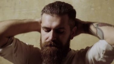 dövülmüş adamla kendilerini de aynaya bakar ve yüzüne bakar