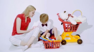 Eğitici bir oyun. Anne oğlu para tasarrufu öğretmek. Okul öncesi eğitim.