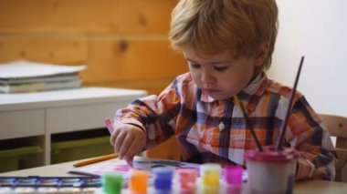 Çocuk Yaratıcılık Eğitim Konsepti, Çocuk Öğrenme Sanatı. Anaokulu çocuğu kreşte renkli boyalarla eğleniyor. Yaratıcı çocuk evde resim çiziyor. Çocuklar anaokulunda oynarlar..