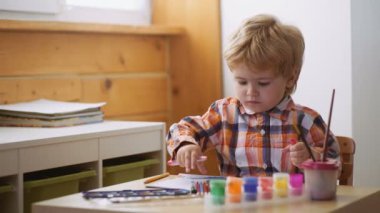 Çocuklar için sanat terapisi. Childs'ın Kişilik Psikolojisi. Güven kazanıyor yardımcı. Çizim. Yaratıcılık ve eğitim kavramı. Mutlu sevimli çocuk elleri renkler