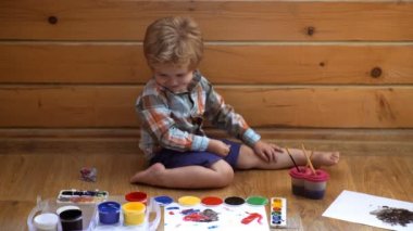 Yaratıcılık ve eğitim kavramı. Çizim. Mutlu sevimli çocuk elleri renkler. Parmak boya yapıyor. Çocuklar için sanat terapisi. Childs'ın Kişilik Psikolojisi