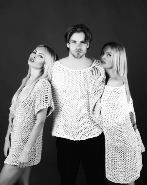 Triko. moda modelleri ve beyaz adam örme kazak poz