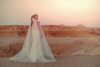 Kadın moda kavramı. Kadın gelinlik ve peçe