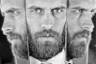 psikolojik sorunlar. ayna, ciddi emin hipster, iş yansıması ile genç adam