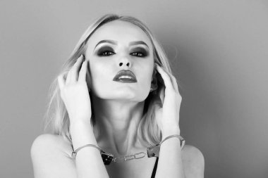 Beyaz kadın moda model poz. kelepçe, kırmızı dudaklar ile seksi sarışın kadın kızla