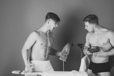 Aile içi anlaşmazlık. Öfke ile bağırarak demir adam