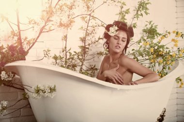 Beyaz kadın moda model poz. Çiçek Spa'da rahatlatıcı aşağı arayan kadın