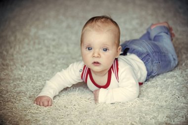 Çocuk geliştirme kavramı. Bebek mavi gözlü çok güzel yüz
